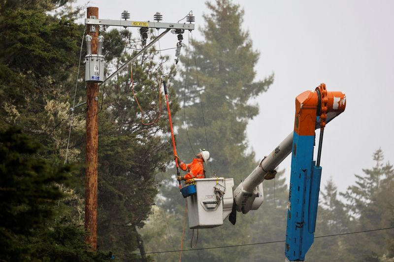 &copy; Reuters. A member of a Pacific Gas & Electric crew works to repair a power line, following storms in Mendocino, California, U.S. January 5, 2023. REUTERS/Fred Greaves