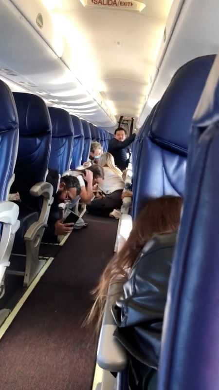 © Reuters. Chaotic scenes inside the Aeromexico 165 Culiacan, Sinaloa-Mexico City flight following reports of gunfire hitting the plane's fuselage, as an apparent reaction by a gang, following the detention of Mexican drug gang leader Ovidio Guzman, a son of incarcerated kingpin Joaquin 