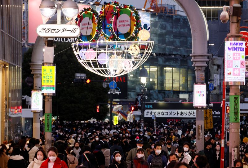 &copy; Reuters. FILE PHOTO: People make their way at a shopping district in Tokyo, Japan December 23, 2022. REUTERS/Kim Kyung-Hoon