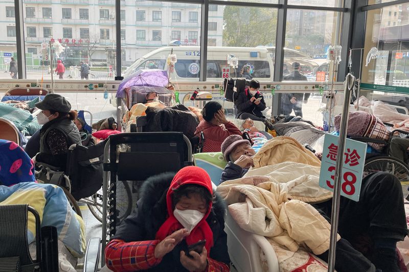 &copy; Reuters. مرضى يرقدون في قسم الطوارئ بمستشفى في شنغهاي وسط انتشار فيروس كورونا يوم الخميس في صورة لرويترز.