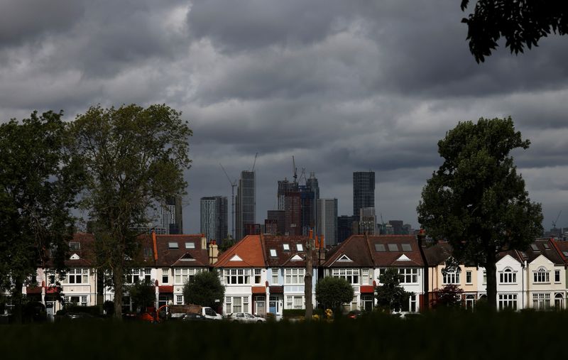 &copy; Reuters. FILE PHOTO: High rise apartments under construction can be seen in the distance behind a row of residential housing in south London, Britain, August 6, 2021. REUTERS/Henry Nicholls