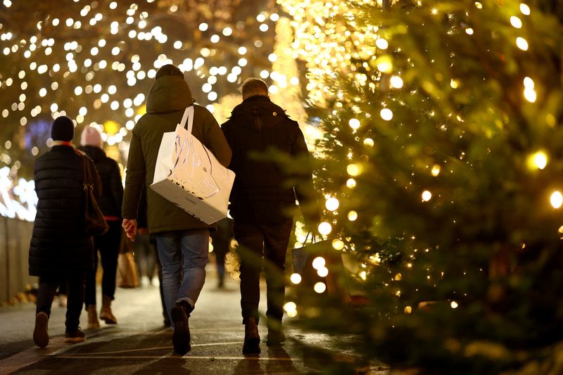 &copy; Reuters. FILE PHOTO: People carry shopping bags as they walk along Kurfuerstendamm shopping street looking for bargains on the second weekend of advent in Berlin, Germany, December 3, 2022. REUTERS/Lisi Niesner