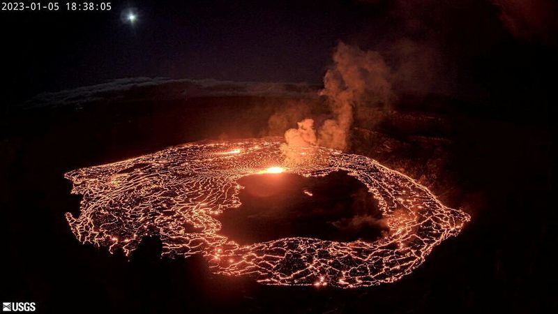 &copy; Reuters. Un lago de lava creciente dentro del cráter Halema'uma'u durante la erupción del volcán Kilauea en Hawái, EEUU. 5 de enero de 2023, en esta imagen fija proporcionada por la cámara de vigilancia del USGS. Servicio Geológico de EE.UU./Handout vía REU