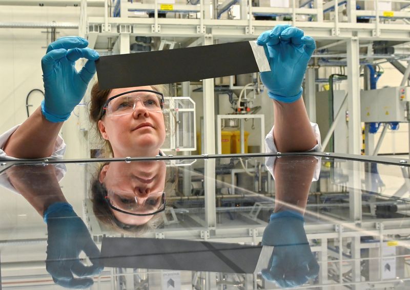 &copy; Reuters. FOTO DE ARCHIVO. Una técnica controla una lámina de una célula de batería, mientras la empresa Blackstone inicia la producción en la gigafábrica de baterías impresas en 3D de Döbeln, Alemania. 7 de diciembre de 2021. REUTERS/Matthias Rietschel