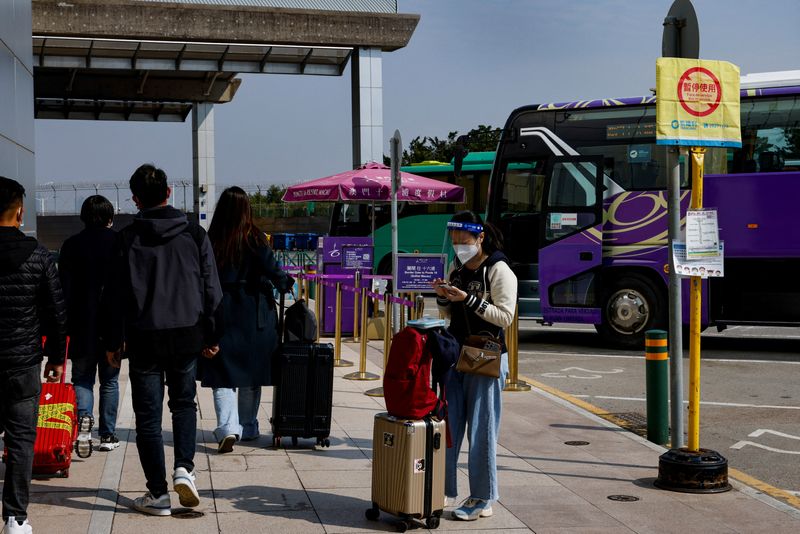 &copy; Reuters. FILE PHOTO: Chinese travellers wear face masks outside the border checkpoint with the neighbouring city of Zhuhai, during the coronavirus disease (COVID-19) pandemic in Macau, China, December 29, 2022. REUTERS/Tyrone Siu