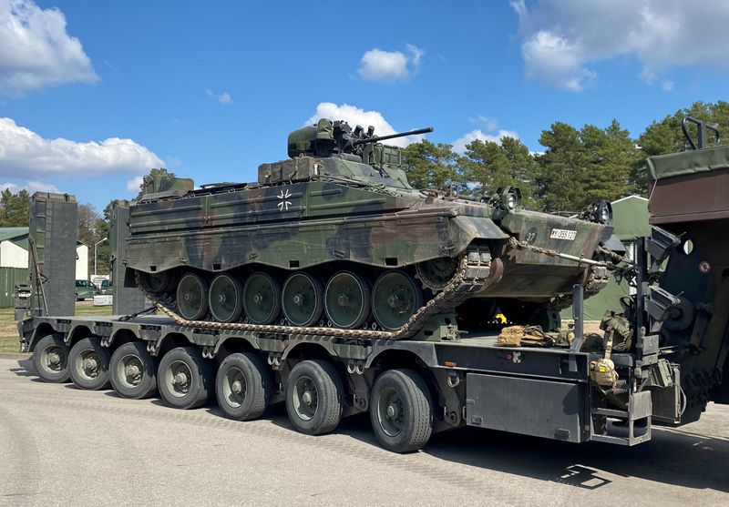 &copy; Reuters. FOTO DE ARCHIVO: Un vehículo blindado de combate de infantería Marder del ejército alemán Bundeswehr en la base militar de Rukla, Lituania, 22 de abril 2022. REUTERS/Alexander Ratz