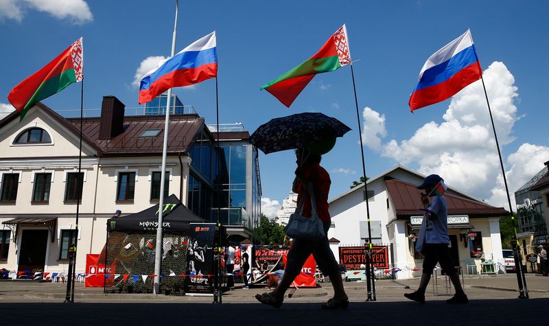 &copy; Reuters. Bandiras de Belarus e da Rússia em Minsk
08/06/2019 REUTERS/Vasily Fedosenko