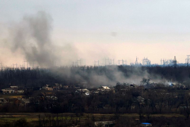 &copy; Reuters. Fumo dalla città di Bakhmut, in seguito agli attacchi russi, in Ucraina. REUTERS/Clodagh Kilcoyne