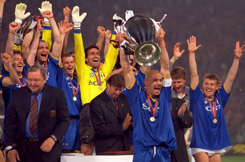 &copy; Reuters. Gianluca Vialli, ex attaccante di Sampdoria, Juventus e della Nazionale, solleva il trofeo della Champions League vinto con la Juventus nel 1996. REUTERS/John Sibley