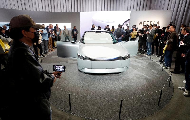 © Reuters. Attendees look over the Afeela electric vehicle prototype, a partnership between Sony and Honda, at the Sony booth during CES 2023, an annual consumer electronics trade show, in Las Vegas, Nevada, U.S. January 5, 2023.  REUTERS/Steve Marcus