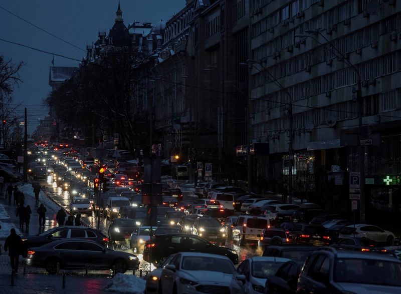 &copy; Reuters. FILE PHOTO: Cars are seen on a street during a transport collapse due to the subway stopping during a power blackout after critical civilian infrastructure was hit during Russian missile attacks in Kyiv, Ukraine December 16, 2022.  REUTERS/Gleb Garanich//
