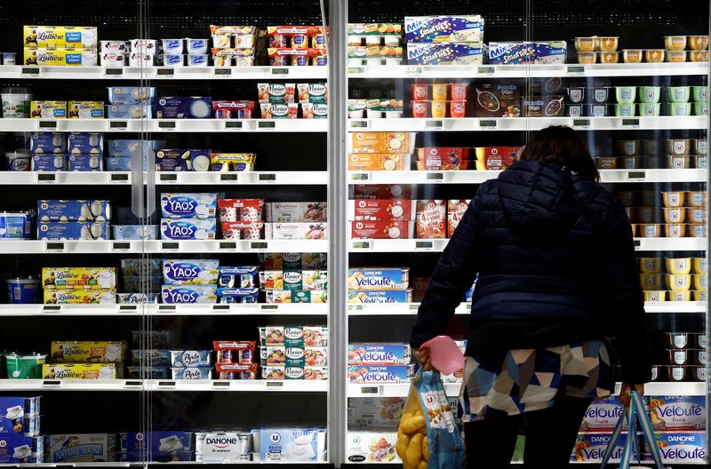 © Reuters. FILE PHOTO: A woman looks at dairy products in an Utile supermarket in La Verrie, France, December 9, 2022. REUTERS/Stephane Mahe