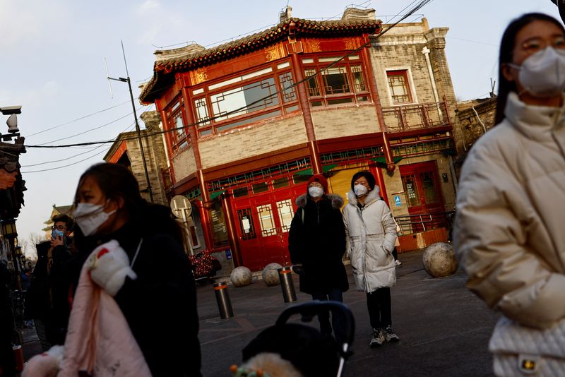 &copy; Reuters. Pessoas com máscaras de prorteção caminham em Pequim em meio à pandemia de Covid-19
06/01/2023 REUTERS/Tingshu Wang