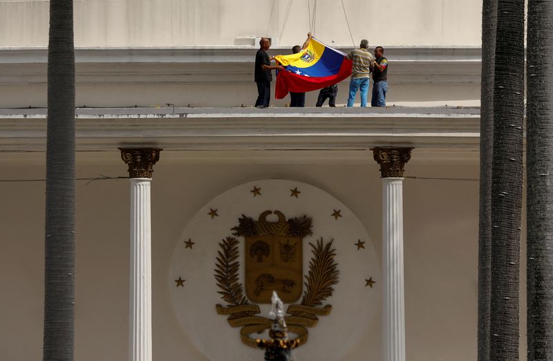 &copy; Reuters. Una bandera venezolana es colocada para la ceremonia de apertura del período legislativo de 2023, en Caracas, Venezuela, el 5 de enero de 2023. REUTERS/Leonardo Fernandez Viloria