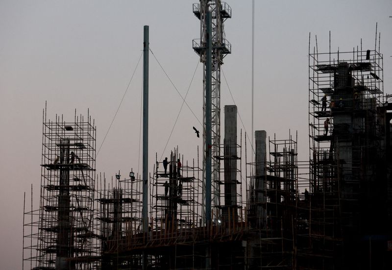 © Reuters. FILE PHOTO: Labourers work at the construction site of a commercial building in New Delhi, India, December 13, 2022. REUTERS/Anushree Fadnavis