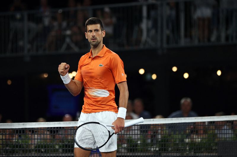 &copy; Reuters. El serbio Novak Djokovic celebra la victoria en su partido de cuartos de final contra el canadiense Denis Shapovalov, en el Memorial Drive Tennis Club, Adelaida, Australia, 6 de enero de 2023. REUTERS/Loren Elliott