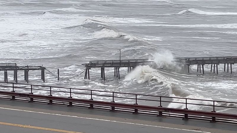 &copy; Reuters. El muelle Capitola Wharf es dañado por las fuertes olas de tormenta en Santa Cruz, California, Estados Unidos. 5 de enero, 2023. Captura de pantalla obtenida de un video de redes sociales. Kelly Pound/via REUTERS ESTA IMAGEN HA SIDO SUMINISTRADA POR TERC