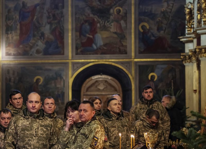 &copy; Reuters. Des militaires ukrainiens assistent à un service spécial pour les forces armées ukrainiennes à la cathédrale Mikhailovsky Zlatoverkhy inaugurant les célébrations de Noël orthodoxes, dans le centre de Kyiv, en Ukraine. /Photo prise le 6 janvier 202