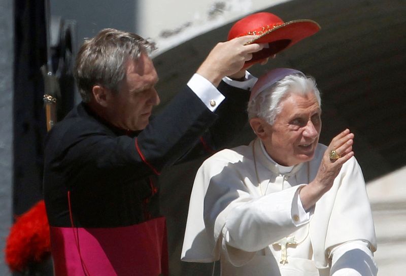 &copy; Reuters. FOTO DE ARCHIVO: El secretario del papa Benedicto XVI, Georg Ganswein, se ajusta el sombrero a su llegada a la audiencia semanal en la Plaza de San Pedro del Vaticano. 22 de junio, 2011. REUTERS/Giampiero Sposito/Archivo