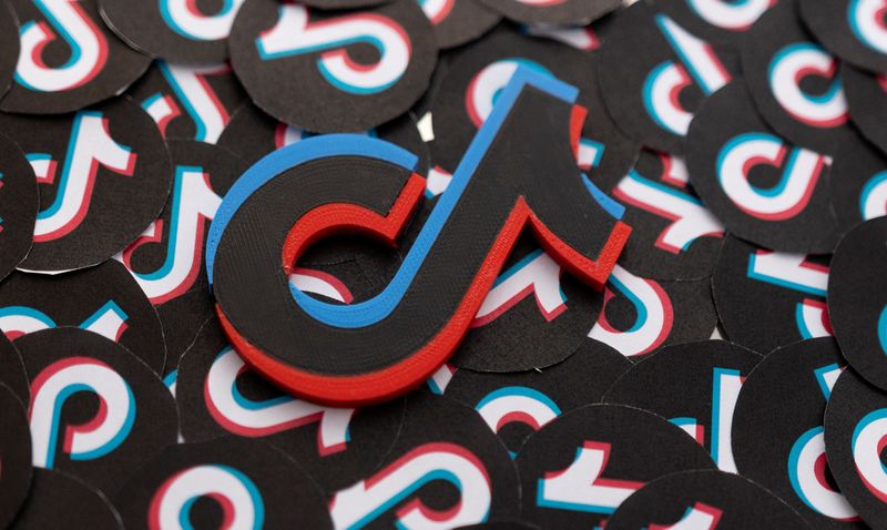 &copy; Reuters. Photo d'illustration des logos TikTok prise le 15 février 2022. /REUTERS/Dado Ruvic