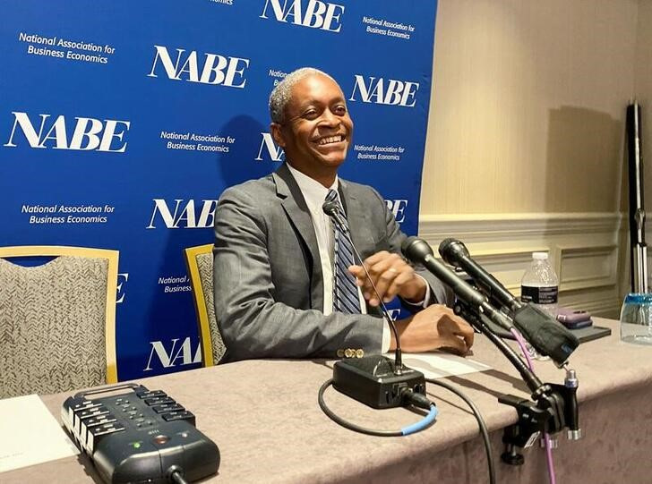 &copy; Reuters. El presidente del Banco de la Reserva Federal de Atlanta, Raphael Bostic, habla con periodistas en la reunión anual de política de la Asociación Nacional de Economía Empresarial en Washington, Estados Unidos. 21 de marzo de 2022. REUTERS/Ann Saphir