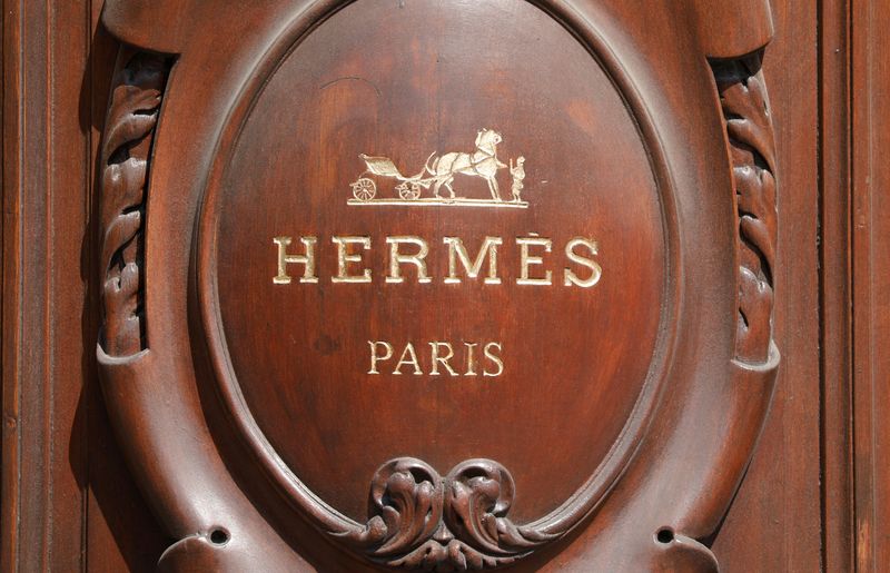 &copy; Reuters. Photo d'archives du logo d'Hermès dans un magasin à Paris, France, prise le 24 avril 2020/REUTERS/Charles Platiau