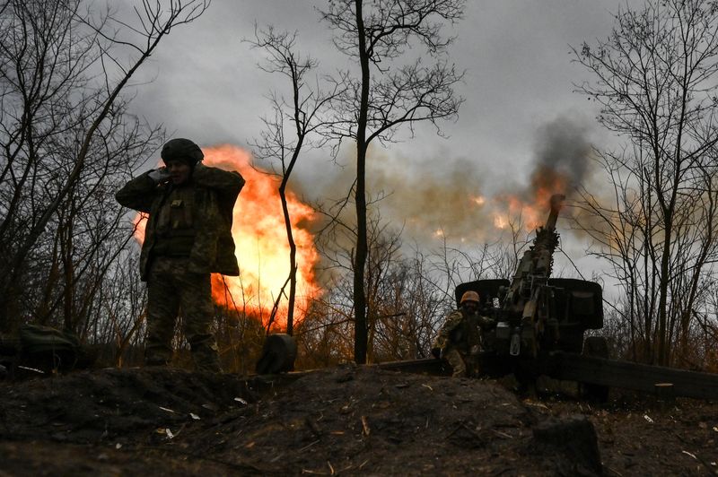 &copy; Reuters. Militares ucranianos disparan un proyectil de un obús 2A65 Msta-B hacia las tropas rusas en una línea de frente en la región de Zaporiyia, Ucrania. 5 de enero, 2023. REUTERS/Stringer