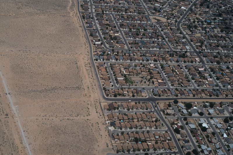 &copy; Reuters. FILE PHOTO: Houses reach the edge of the desert on the outskirts of Albuquerque, New Mexico, U.S., July 5, 2018. REUTERS/Brian Snyder