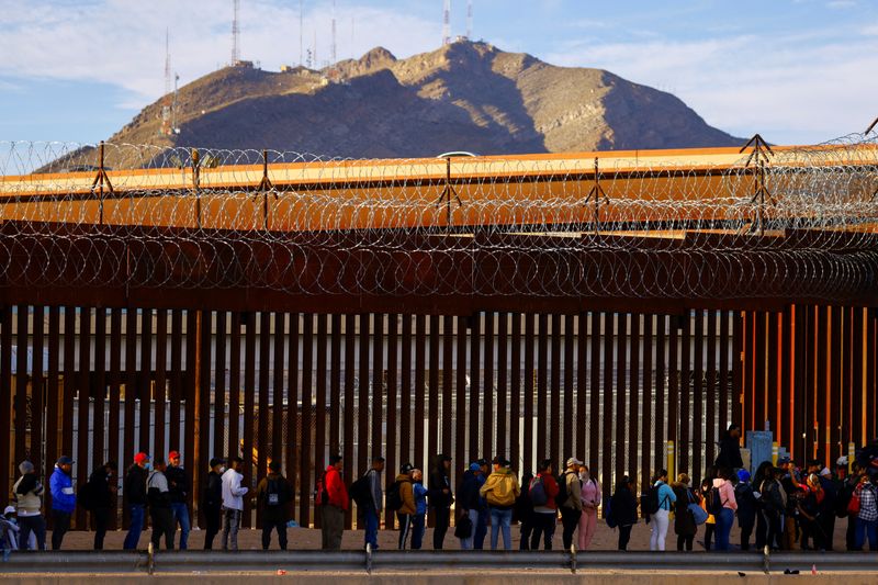 &copy; Reuters. Migrants queue near the border fence, after crossing the Rio Bravo river, to request asylum in El Paso, Texas, U.S., as seen from Ciudad Juarez, Mexico January 5, 2023. REUTERS/Jose Luis Gonzalez