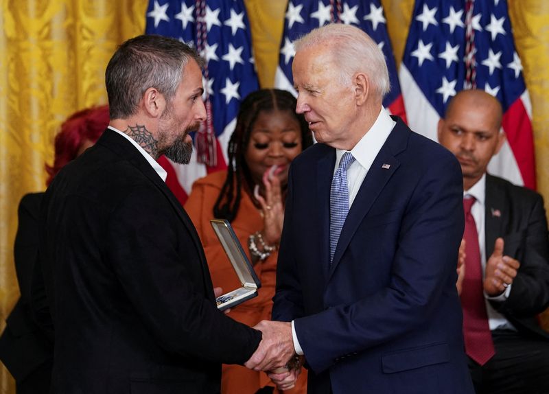 © Reuters. U.S. President Joe Biden presents a Presidential Citizens Medal to former MPD police Officer Michael Fanone during a ceremony marking two years since the January 6, 2021, attack on U.S. Capitol, in the East Room at the White House in Washington, U.S., January 6, 2023. REUTERS/Kevin Lamarque