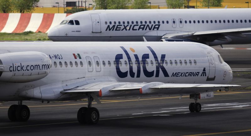 © Reuters. Mexicana airlines planes is seen at the Benito Juarez international airport in Mexico City August 22, 2010. REUTERS/Eliana Aponte/File Photo