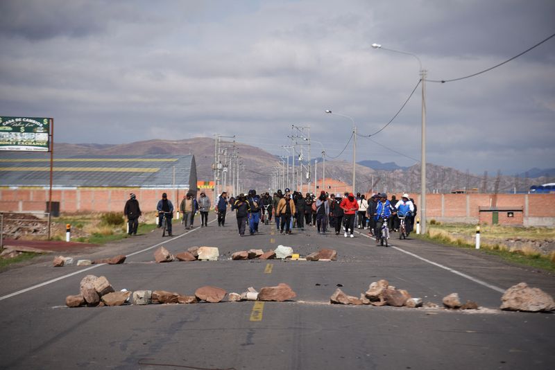 &copy; Reuters. Demonstrators block the Desaguadero Border Crossing Point between Bolivia and Peru during a protest following the ouster of Peru’s former President Pedro Castillo, in Desaguadero, Peru, January 6, 2023. REUTERS/Claudia Morales