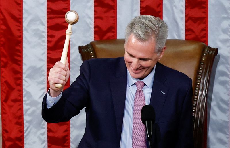 © Reuters. Speaker of the House Kevin McCarthy (R-CA) bangs the Speaker's gavel for the first time after being elected the next Speaker of the U.S. House of Representatives in a late night 15th round of voting on the fourth day of the 118th Congress at the U.S. Capitol in Washington, U.S., January 7, 2023. REUTERS/Evelyn Hockstein