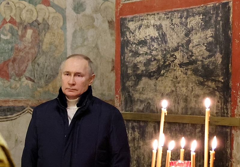 © Reuters. الرئيس الروسي فلاديمير بوتين لدى حضوره قداس عيد الميلاد للكنيسة الأرثوذكسية في الكرملين بموسكو يوم الأحد. صورة لرويترز من وكالة أنباء سبوتنيك.