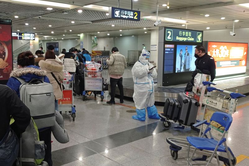 &copy; Reuters. مسافرون لدى وصولهم على متن رحلات دولية يصطفون في مطار تشنغدو يوم الجمعة - رويترز