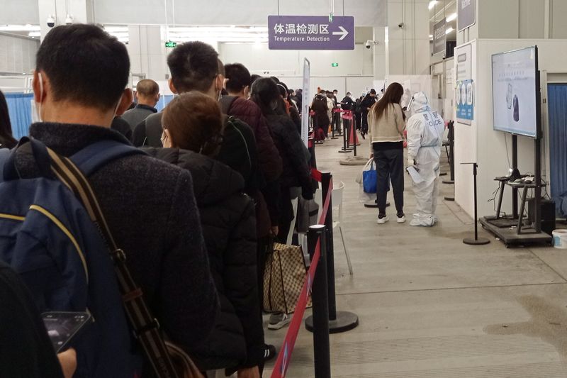 &copy; Reuters. Photo des passagers qui font la queue à l'aéroport de Chengdu. /Photo prise le 6 janvier 2023 à Chengdu, Chine/REUTERS/Staff