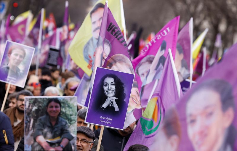 &copy; Reuters. Photo des manifestants pour marquer le dixième anniversaire de l'assassinat de militantes kurdes dans la capitale française. /Photo prise le 7 janvier 2023 à Paris, France/REUTERS/Christian Hartmann