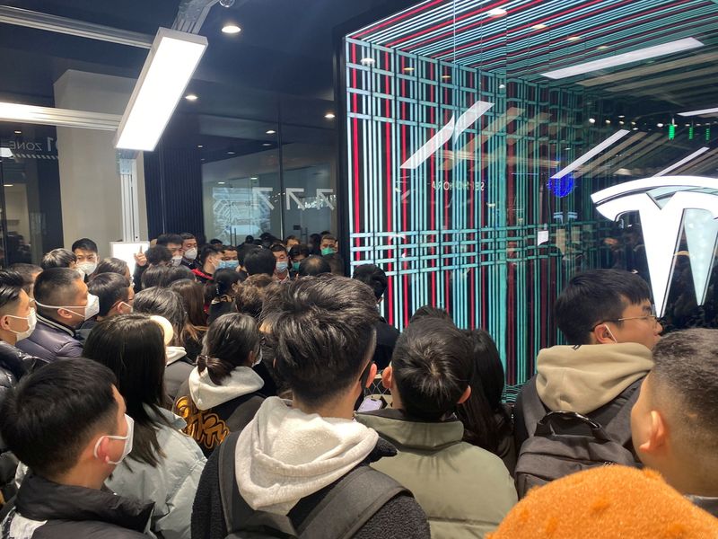 &copy; Reuters. Pessoas protestam em um showroom da Tesla em Chengdu, Sichuan, China, em 6 de janeiro de 2023 nesta foto obtida pela Reuters nas redes sociais.
