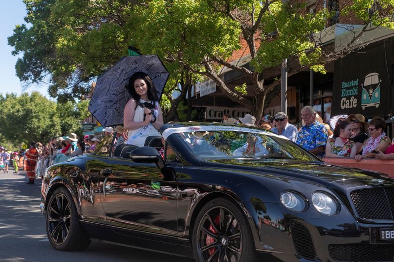 &copy; Reuters. Vencedora do Parkes Elvis Festival Miss Priscilla 2023, Nickyra Burley, sentada em cima de um carro durante o desfile do festival em Parkes, Austrália, 7 de janeiro de 2023. REUTERS/Cordelia Hsu