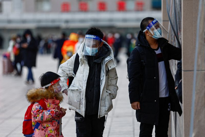 © Reuters. People wear protective face shields enter the Beijing Railway Station as the annual Spring Festival travel rush starts, amid the coronavirus disease (COVID-19), ahead of the Chinese Lunar New Year, in Beijing, China January 7, 2023. REUTERS/Tingshu Wang
