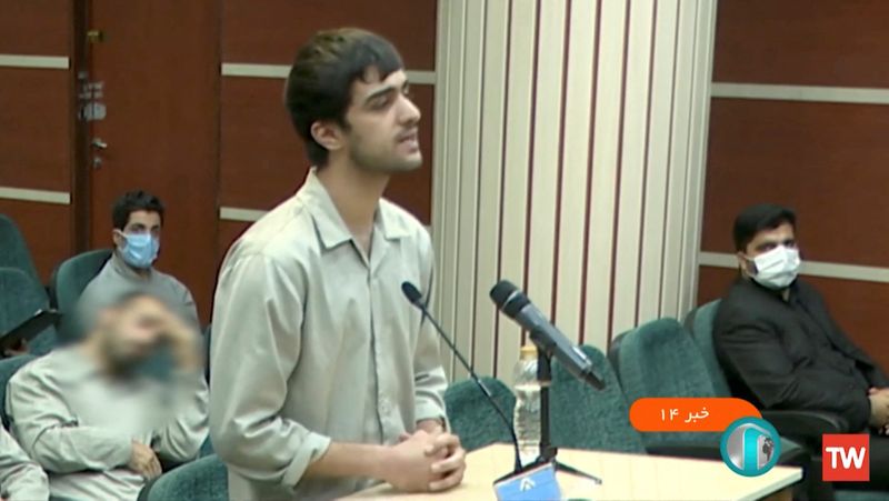 &copy; Reuters. Mohammad-Mehdi Karami habla en un tribunal antes de ser ejecutado en la horca, junto con Seyyed Mohammad Hosseini, por matar presuntamente a un miembro de las fuerzas de seguridad durante las protestas que siguieron a la muerte de Mahsa Amini, una joven k