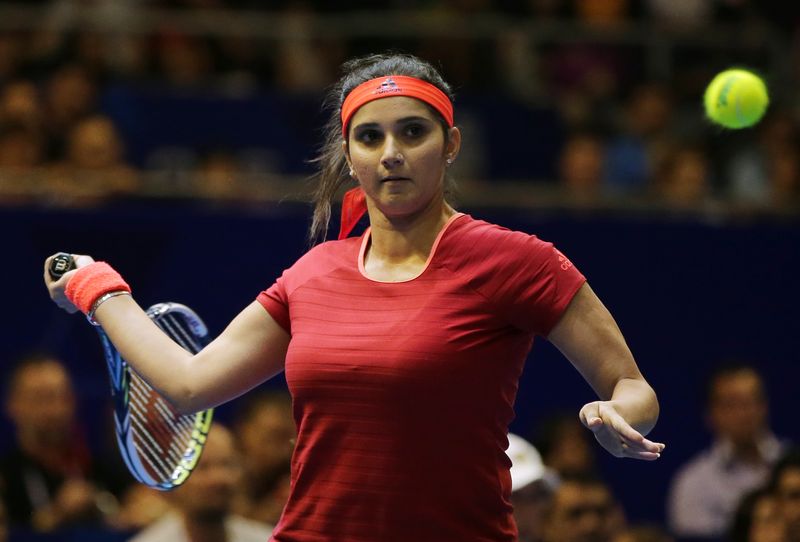 &copy; Reuters. FOTO DO ARQUIVO: Tênis - International Premier Tennis League - Singapore Indoor Stadium, Singapore - 20/12/15
Final da Liga Internacional de Tênis Premier
Duplas Mistas - Indian Aces' Sania Mirza em ação
Imagens de ação via Reuters / Jeremy Lee