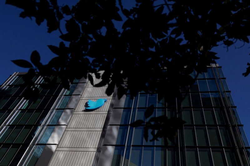&copy; Reuters. شعار شركة تويتر على مقرها الرئيسي في سان فرانسيسكو بكاليفورنيا في صورة التقطت في نوفمبر تشرين الثاني الماضي. تصوير: كارلوس باريا - رويترز 