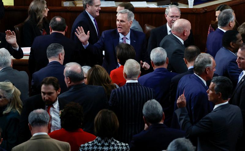 © Reuters. U.S. House Republican Leader Kevin McCarthy (R-CA) calls for members of Congress to change their votes to not adjourn the House and hold another vote for Speaker of the House shortly after things became physical between Republican representatives on the floor of the House in a late night session of voting on the fourth day of the 118th Congress at the U.S. Capitol in Washington, U.S., January 6, 2023. REUTERS/Evelyn Hockstein