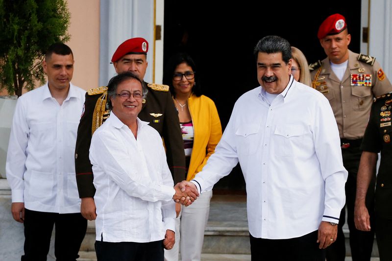 © Reuters. الرئيس الفنزويلي نيكولاس مادورو  ونظيره البيروفي جوستافو بيترو يتصافحان أمام القصر الرئاسي في كراكاس يوم السبت. تصوير : ليوناردو فيرنانديز فيلوريا- رويترز .