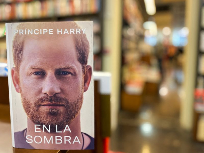 &copy; Reuters. كتاب "سبير" الذي يضم مذكرات الأمير هاري داخل مكتبة في برشلونة بإسبانيا في الخامس من يناير كانون الثاني 2023 قبل موعد إصداره الرسمي. تصوير : ناتش
