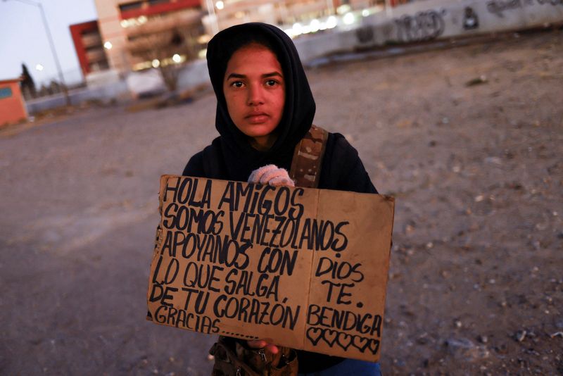 &copy; Reuters. Yalimar Chirinos, una migrante venezolana de 19 años, muestra un cartel cerca de la frontera entre Estados Unidos y México, en Ciudad Juárez, México. 7 de enero de 2023.  REUTERS/José Luis González