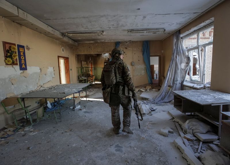 &copy; Reuters. Un militar ucraniano,  en un edificio destruido de una escuela en la línea del frente, en medio del ataque de Rusia contra Ucrania, en la región de Donetsk, Ucrania. 7 de enero 2023. REUTERS/Anna Kudriavtseva