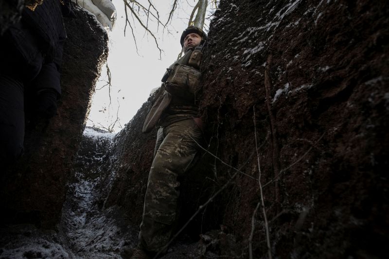 &copy; Reuters. جندي أوكراني في خندق على خط المواجهة في منطقة دونيتسك بأوكرانيا يوم السبت. تصوير: آنا كودريافتسيفا - رويترز. 