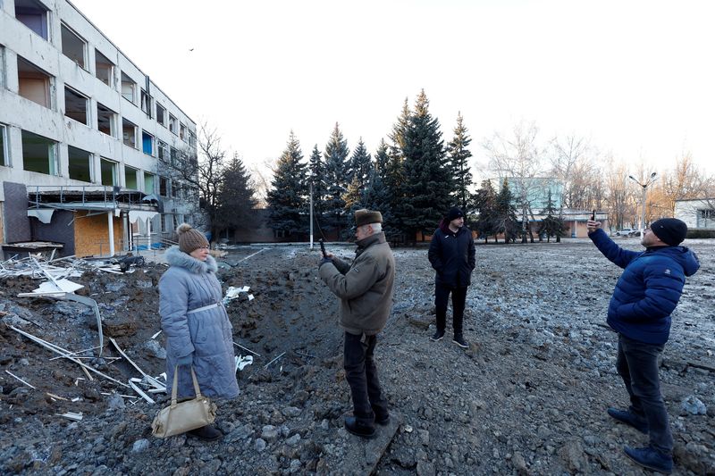 © Reuters. People look at the site of a missile strike that occurred during the night, as Russia's attack on Ukraine continues, in Kramatorsk, Ukraine, January 8, 2023. REUTERS/Clodagh Kilcoyne